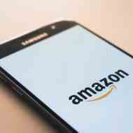 Amazon logolu bir telefon ekranının fotoğrafı.