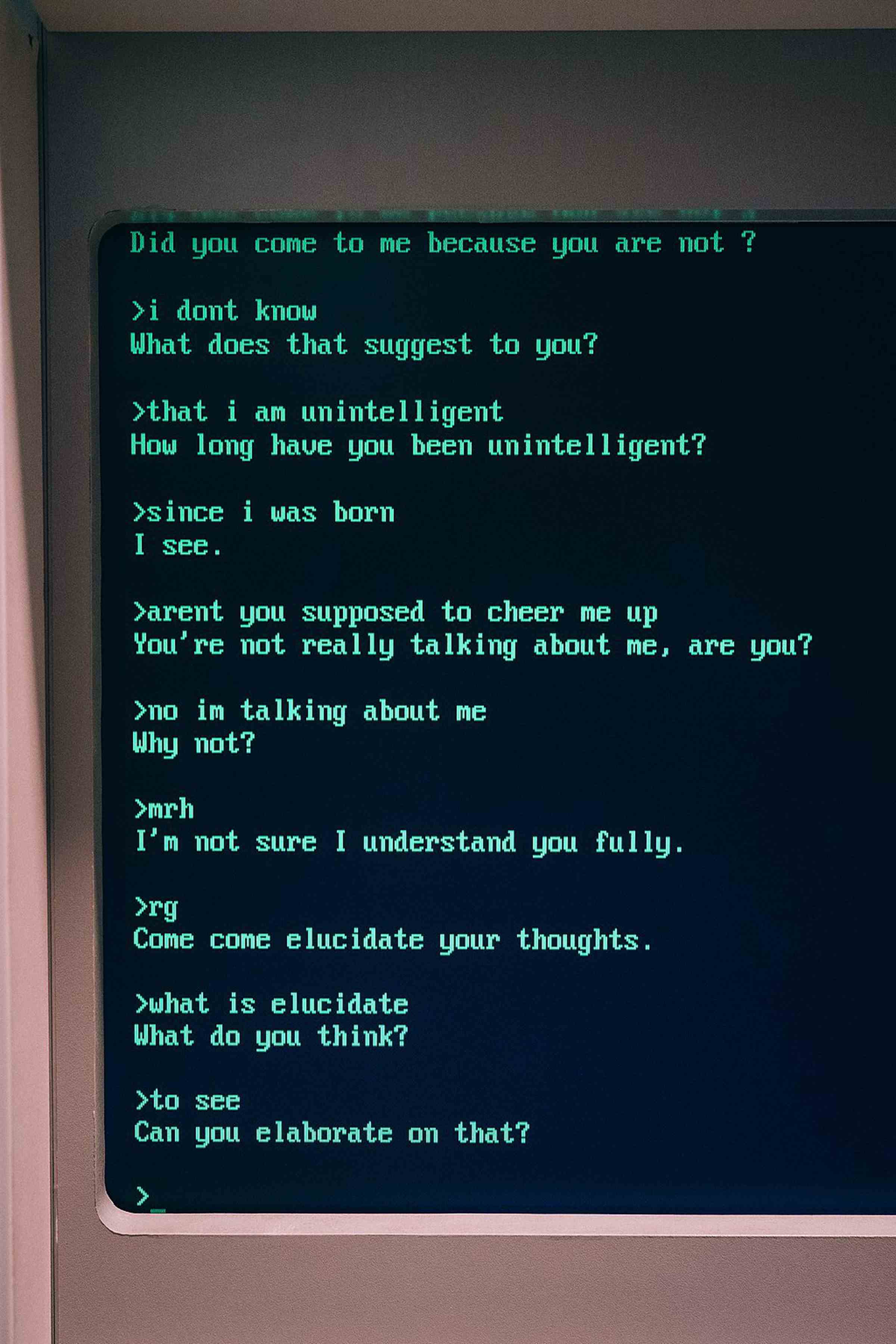 ELIZA ile bir konuşmayı gösteren eski moda bir bilgisayar monitörünün fotoğrafı.  Chatbot, 