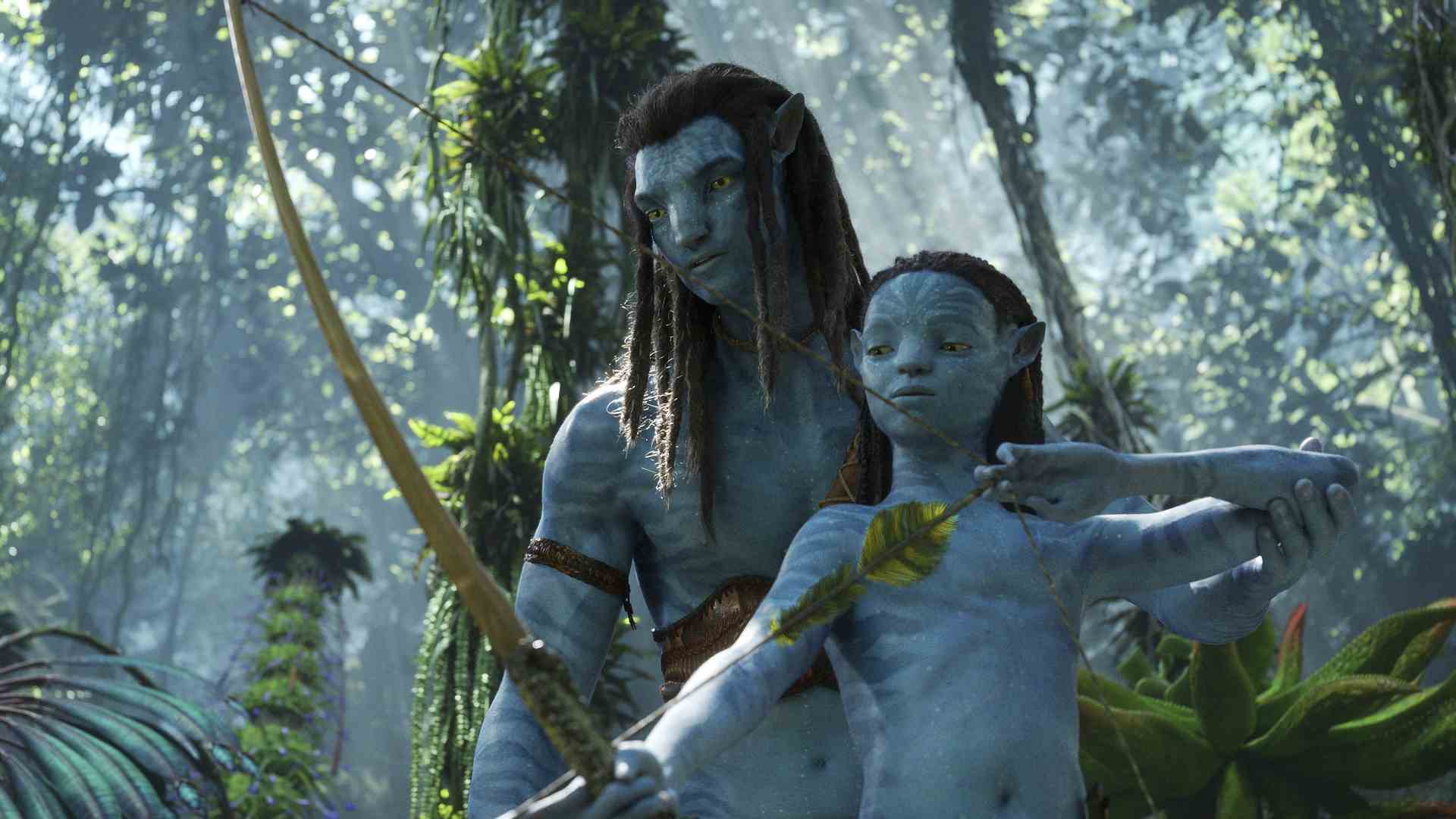 Jake, Avatar: The Way of Water'da kamera dışındaki bir balığa ok atarken Kiri'nin başında duruyor