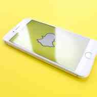 Akıllı telefondaki Snapchat logosu.