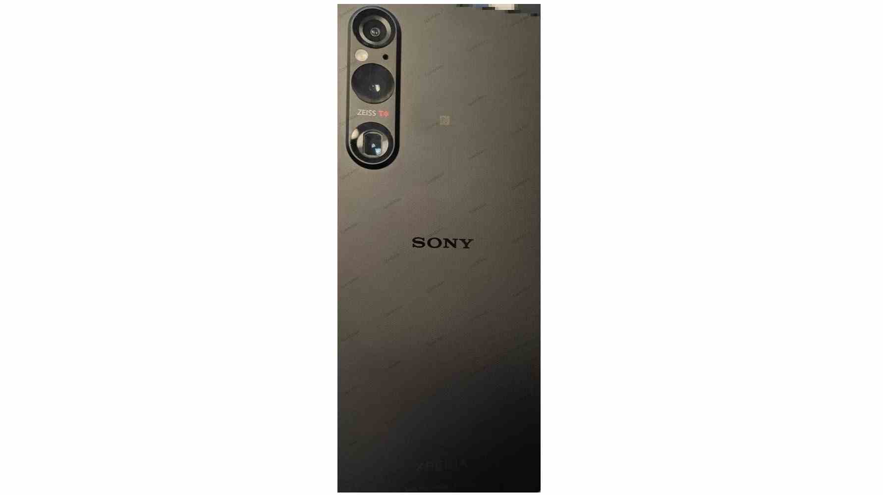 Sony Xperia 1 V'nin arkasını gösteren sızan bir görüntünün olduğu bildiriliyor
