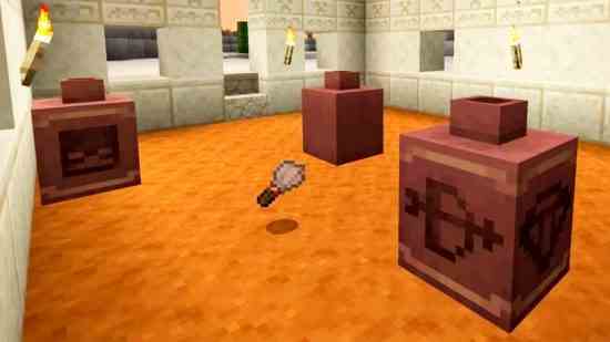 Minecraft 1.20 arkeoloji güncellemesi: çöl yapısındaki üç saksı arasında bir fırça duruyor