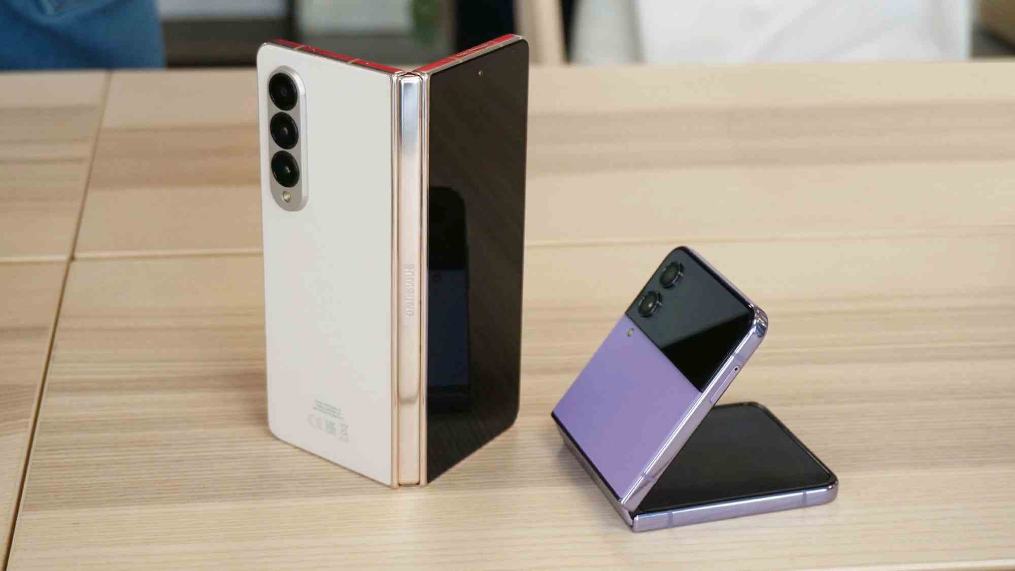 Samsung Galaxy Z Flip 4, Z Fold 4 ile Bora Purple'da