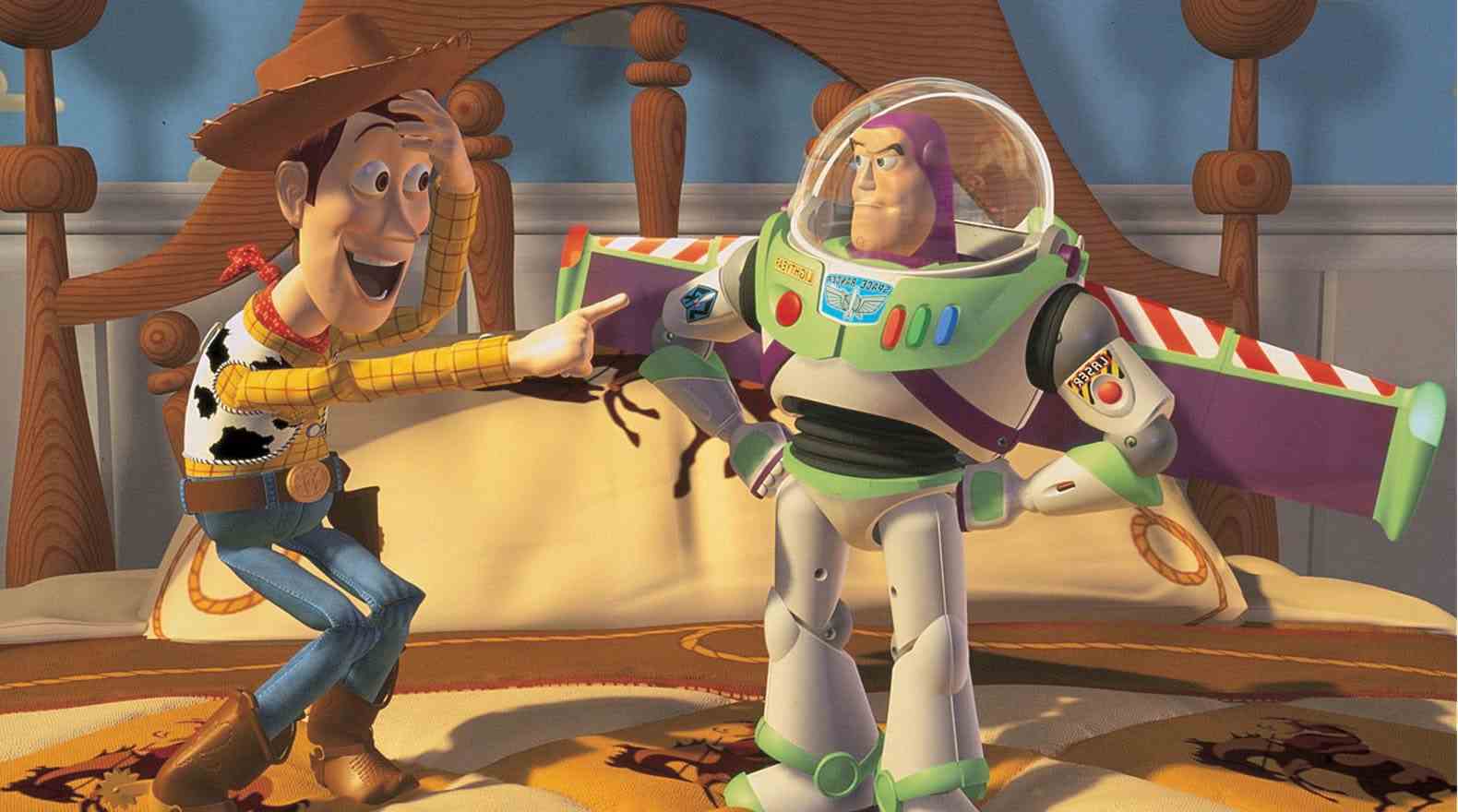 Woody, Toy Story 1'de Andy'nin yatağında Buzz Lightyear'a gülüyor