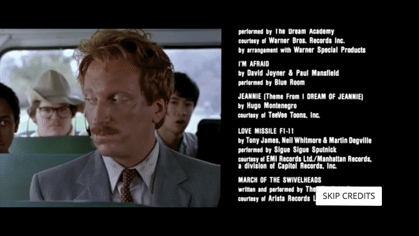 Plex'te çeşitli filmlerin son jeneriklerini oynayan bir TV'nin gif'i.  Ekranın sağ alt köşesinde bir 