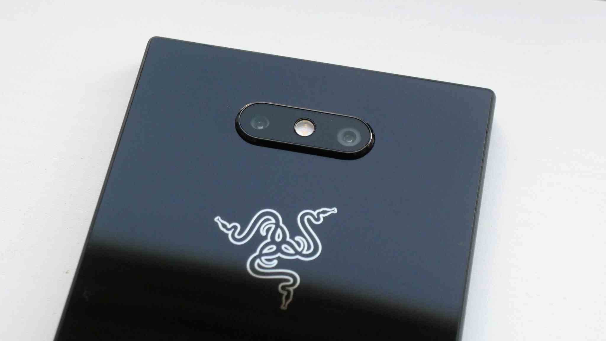Şirket logosunu ve kamerayı gösteren Razer Phone 2 arka yüzü