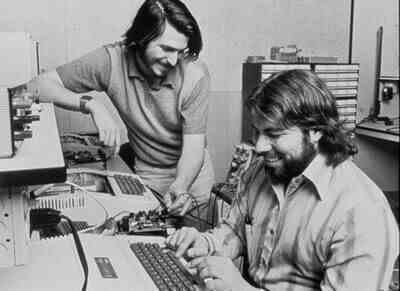 Apple'ın ilk günlerinde iki Steve, Jobs ve Wozniak - Wozniak, Steve Jobs ve Elon Musk'ı karşılaştırır;  onlardan biri "ailemden çok fazla para çaldı"