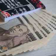 Bir tomar yen banknotu, Japonya'nın para birimi.
