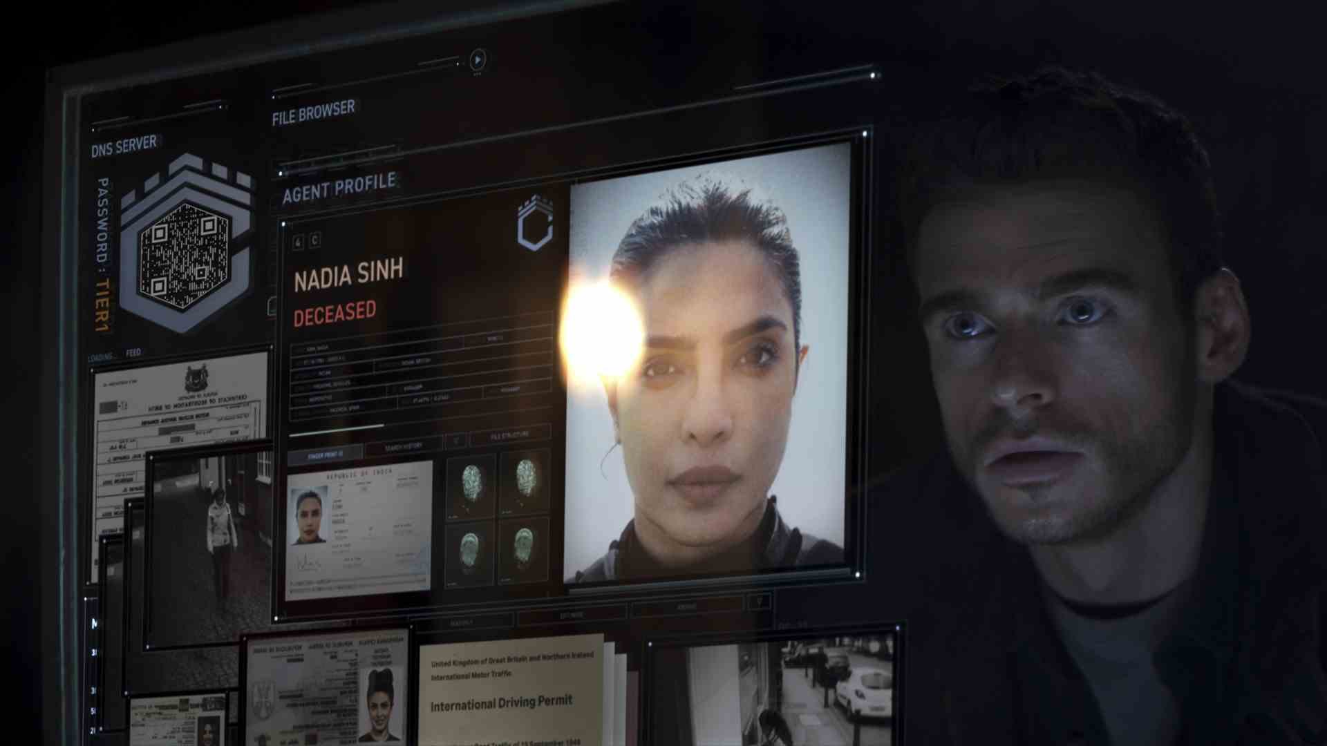 Mason, Prime Video'da Nadia'nın Citadel'deki dosyasını gösteren bir bilgisayar ekranına bakıyor