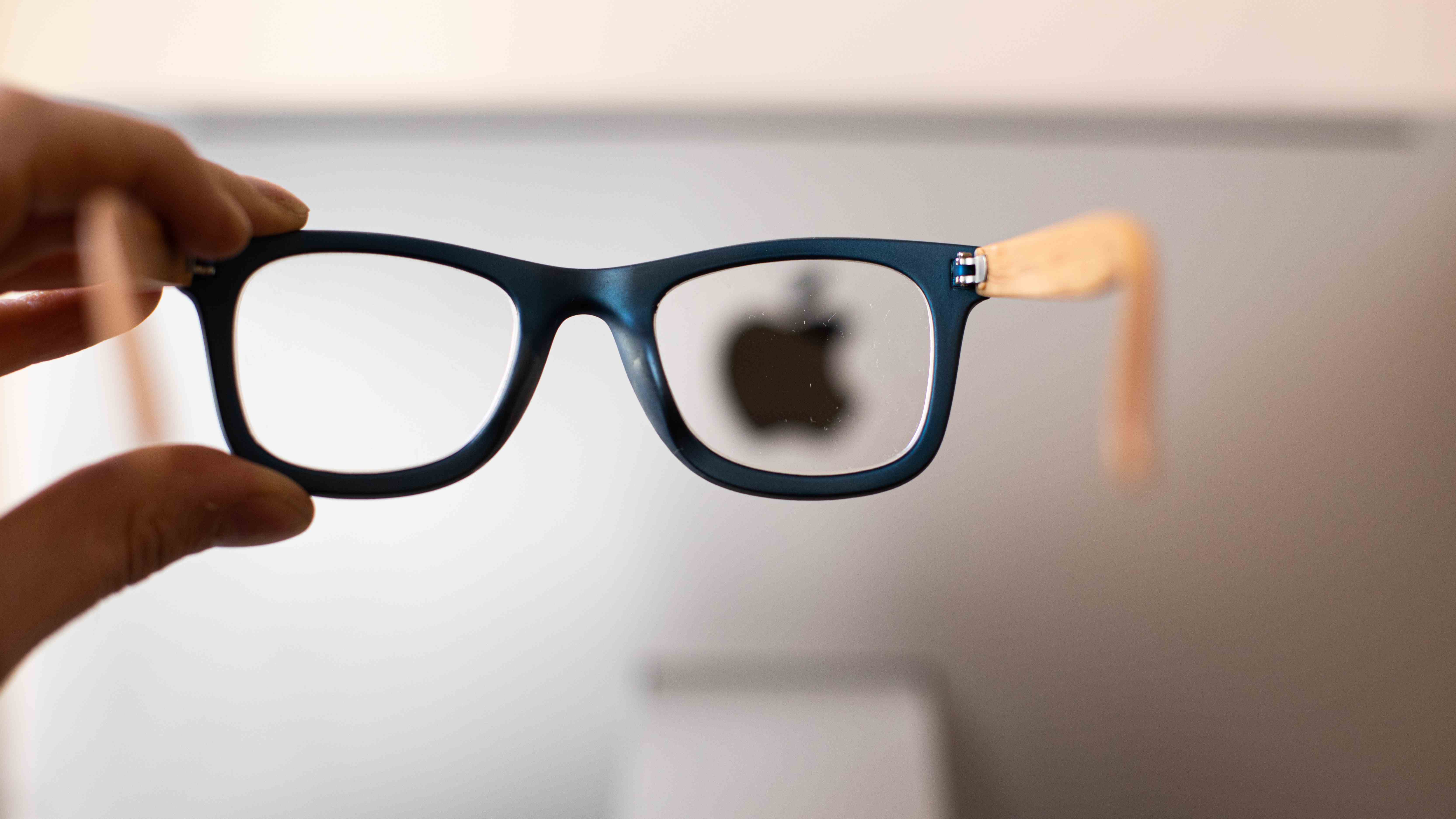Apple Glass - Bir gözlükten görünen Apple logosu