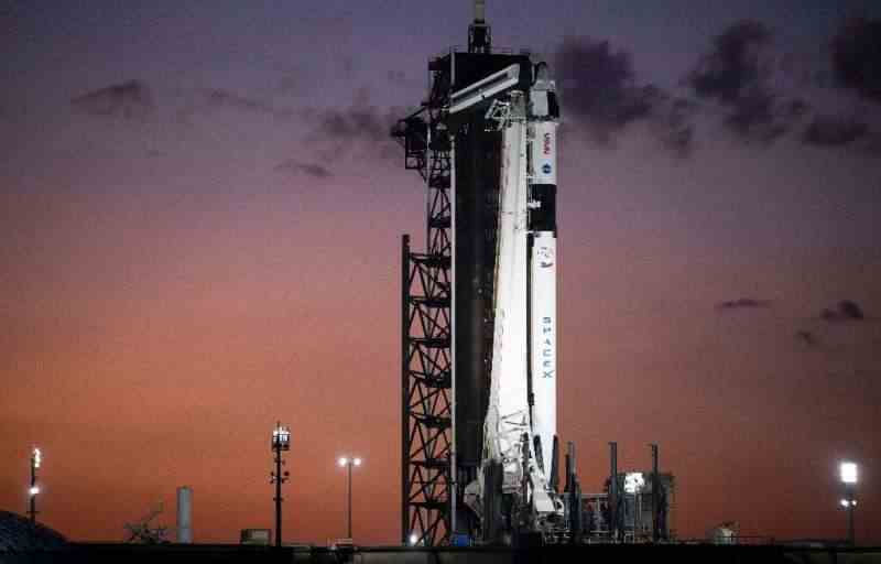 Kennedy Uzay Merkezi fırlatma rampasındaki SpaceX Falcon 9 roketi