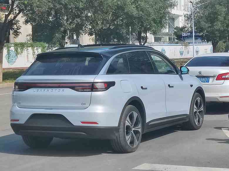 Rusya'da Leapmotor C11 crossover'ı satmaya başladılar, bu, iyi ekipman ve otopilot ile Tesla Model Y'ye güçlü bir rakip.  Yenisini ne kadar istiyorlar?