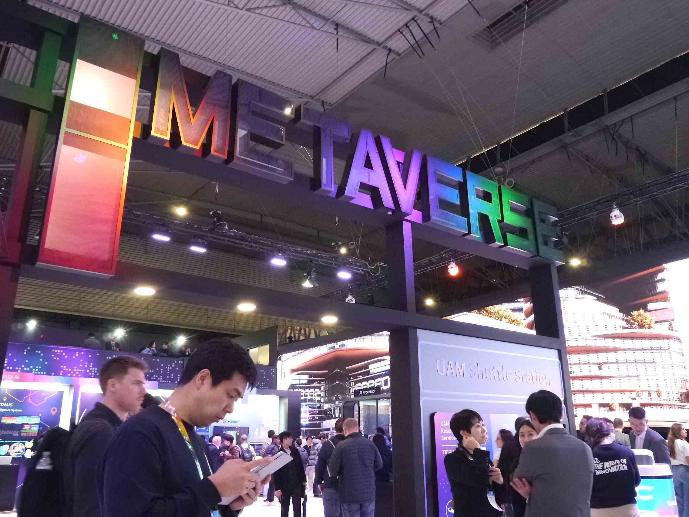 Barselona'daki MWC 2023 ticaret fuarında bir standın üzerinde renkli bir 'Metaverse' logosu gösteriliyor