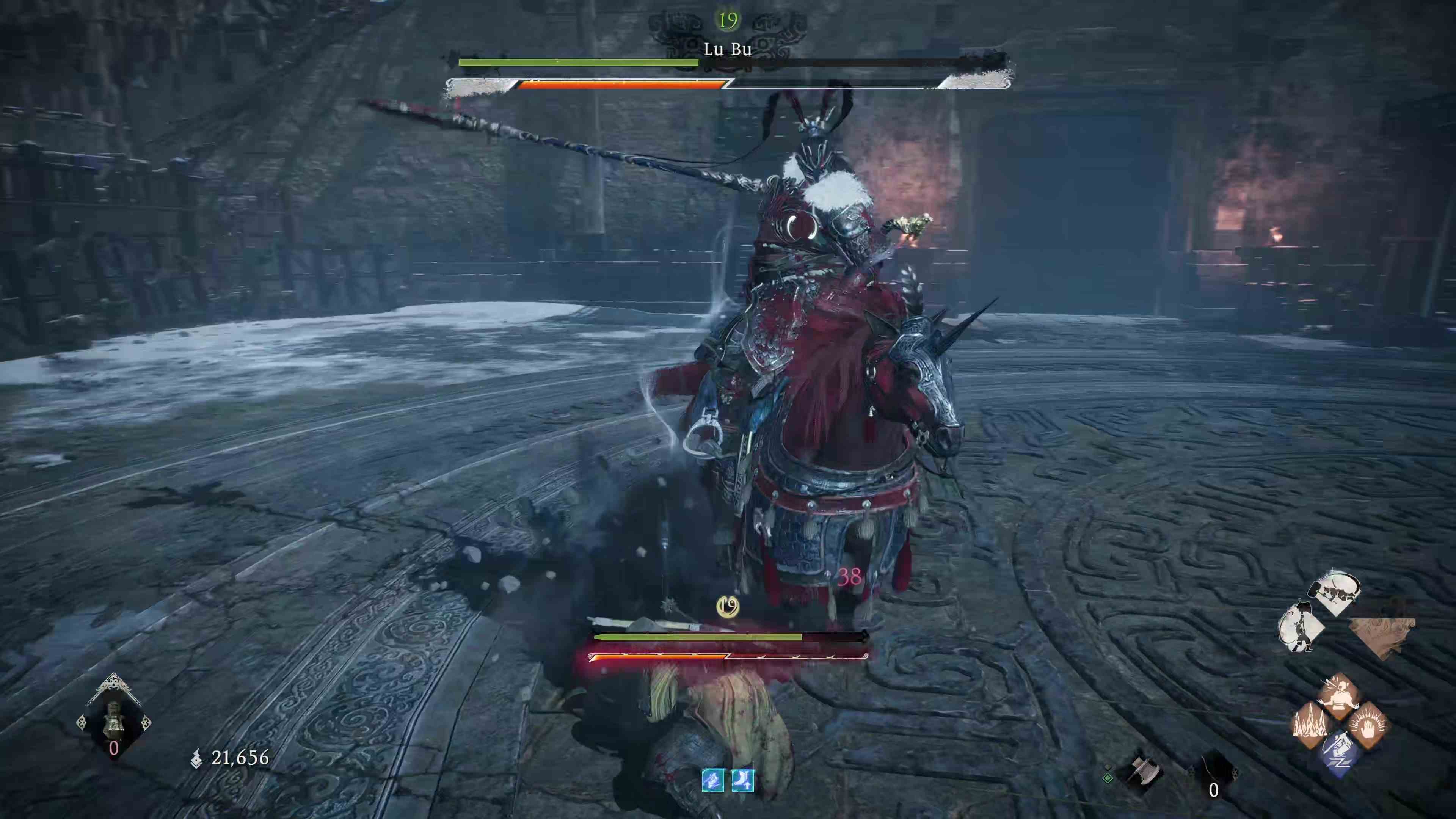 Wo Long: Fallen Dynasty Red Hare'e binen Lu Bu ile dövüşen oyuncunun oyun içi ekran görüntüsü.