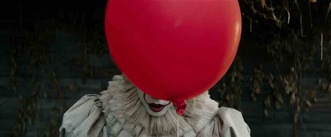 Kırmızı bir balon, It'teki Palyaço Pennywise'ın (Bill Skarsgård) yüzünü gizler.