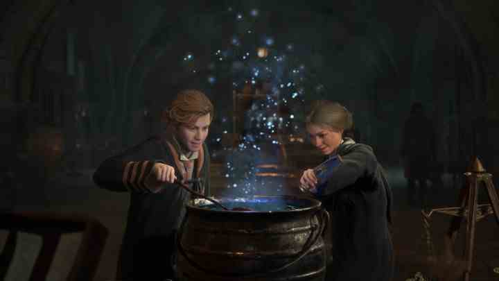 Hogwarts Legacy'de iki öğrenci bir kazanın üzerine eğiliyor.