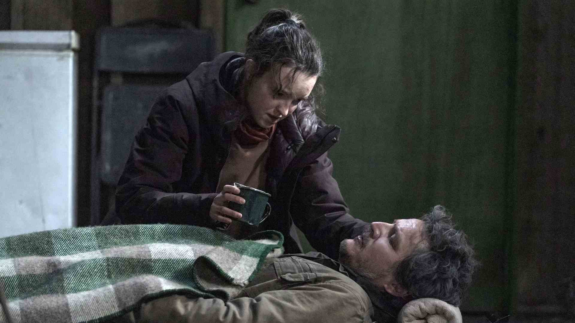 (Soldan Sağa) Ellie rolünde Bella Ramsey, The Last of Us Episode 8'de Joel rolünde Pedro Pascal ile ilgileniyor