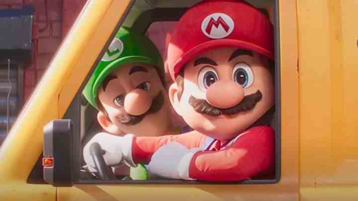 Luigi ve Mario, The Super Mario Bros. filminde eğlenmeyen ifadelerle kameraya bakıyor.  Film.