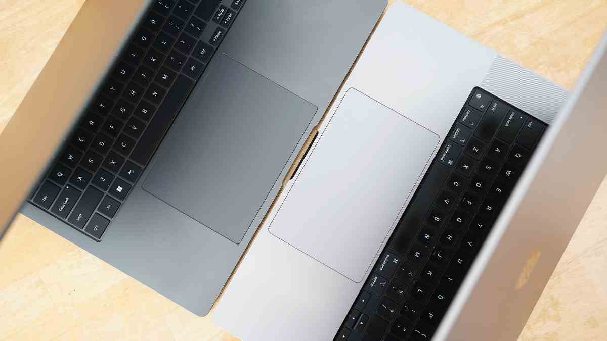 Samsung Galaxy Book 3 Ultra ve 16 inç MacBook Pro arasında klavye ve izleme dörtgeni karşılaştırması