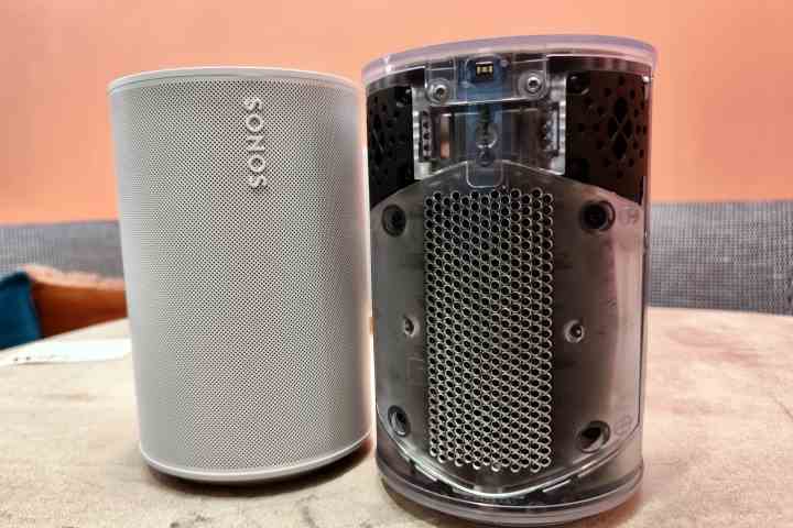 Sonos Era 100, hoparlörün içini gösteren şeffaf bir versiyonun yanında.