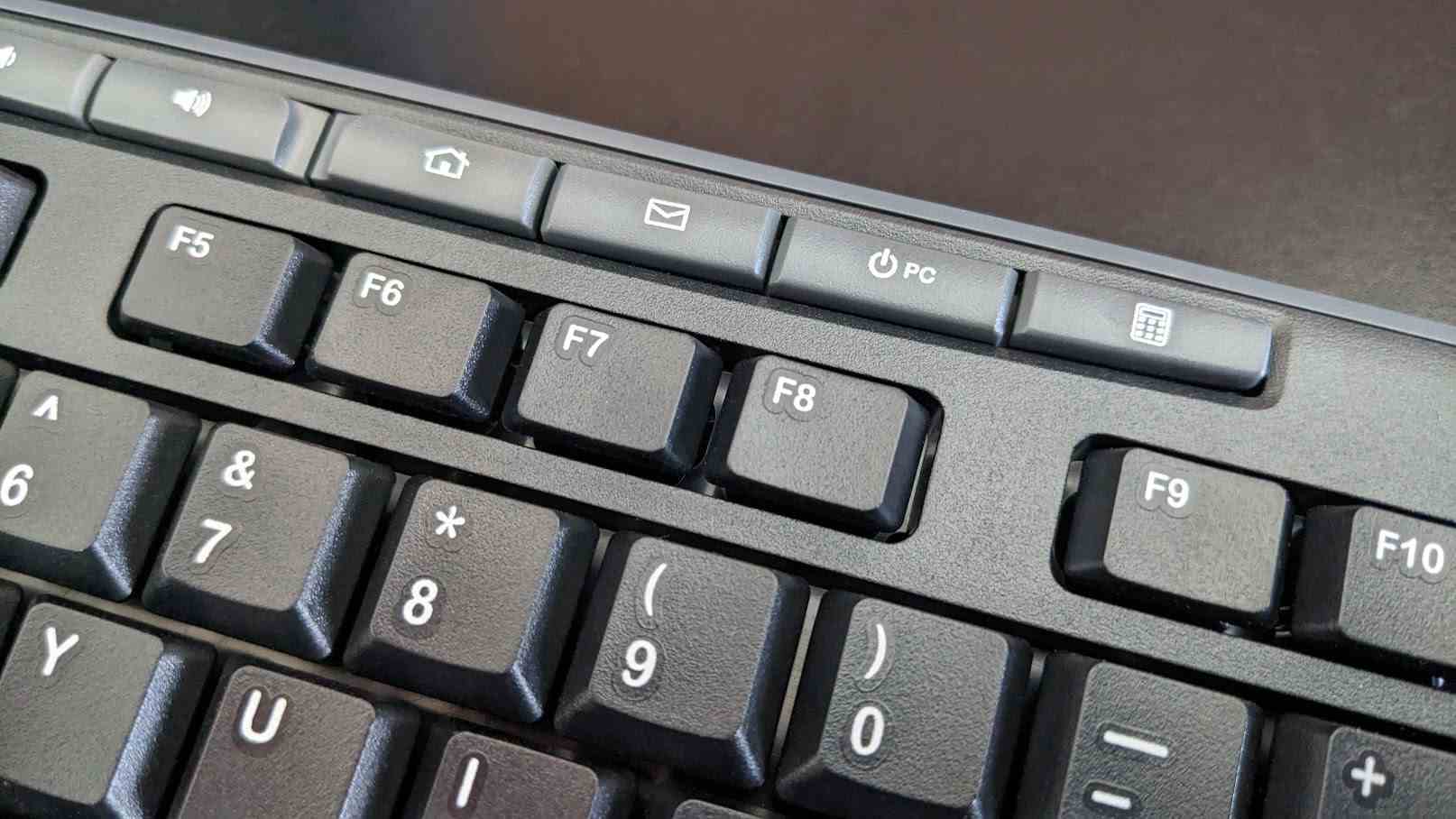 Logitech klavyesindeki güç düğmesi