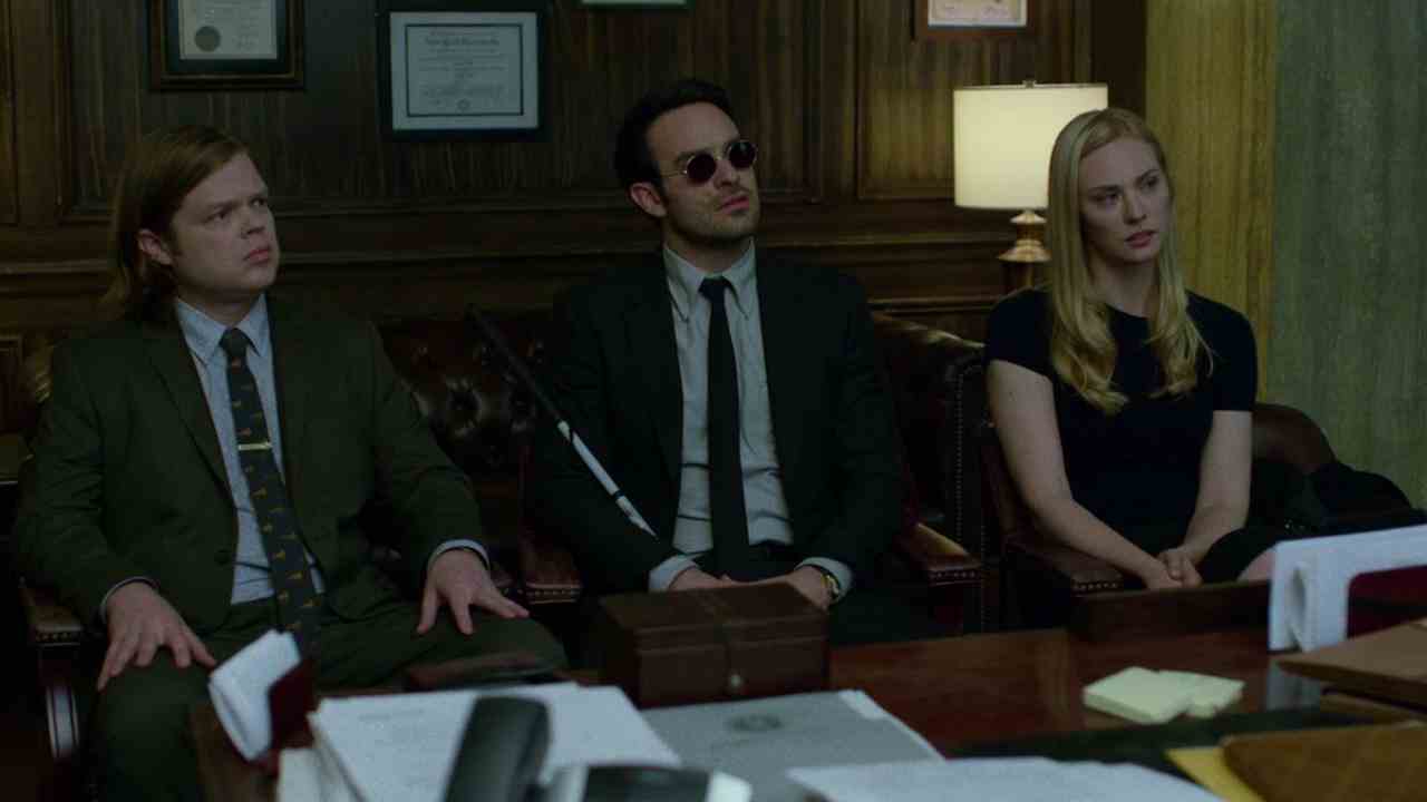 Matt, Foggy ve Karen ofislerinde oturup Netflix'te Daredevil'de kamera dışından birini dinliyor ve izliyorlar