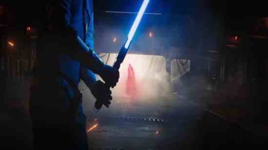 Star Wars Jedi Survivor patronları: Karanlık bir koridor, yalnızca iki savaşçının ışın kılıcının parıltısıyla aydınlanır.