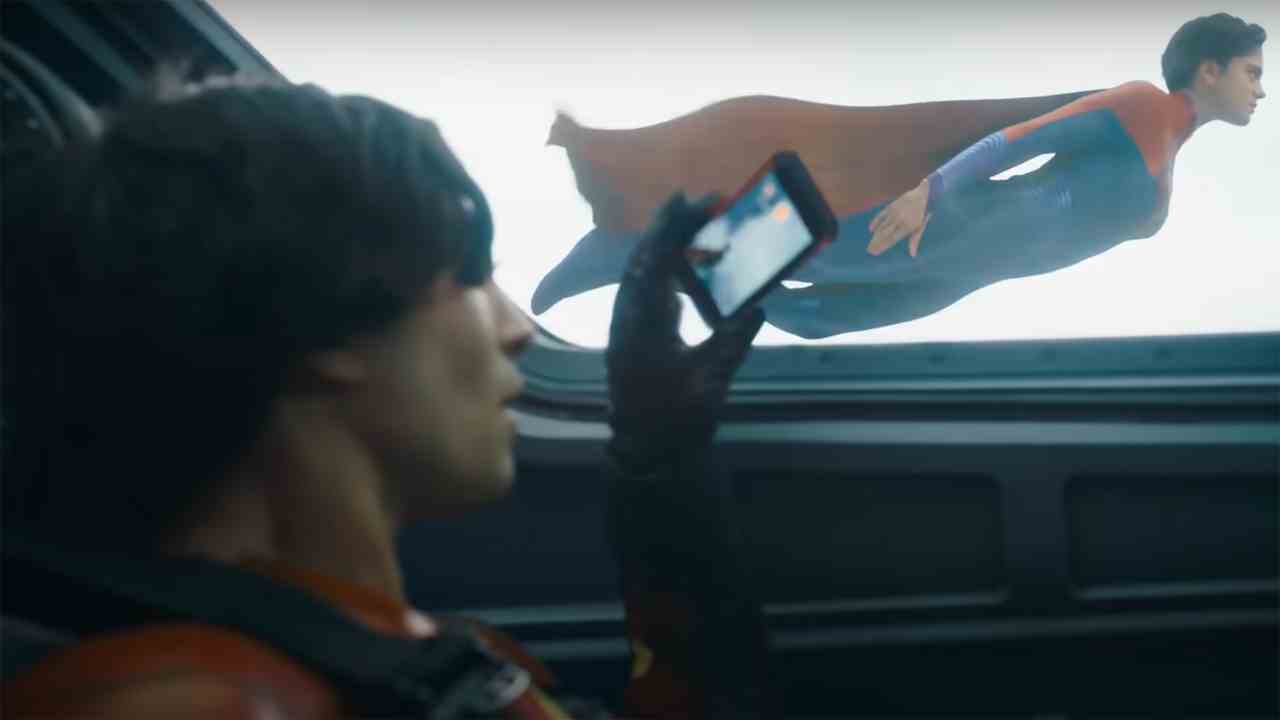Barry Allen, The Flash filminde uçan Supergirl'ün fotoğrafını çekiyor