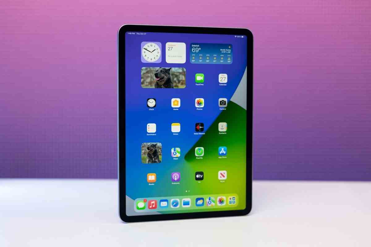Bir OLED ekran, 2022 iPad Pro 11'in (burada resmedilmiştir) LCD paneline göre önemli bir gelişme sağlayacaktır.  - Apple'ın 2024 OLED iPad Pro'ları kesinlikle gülünç fiyatlarla başlayabilir