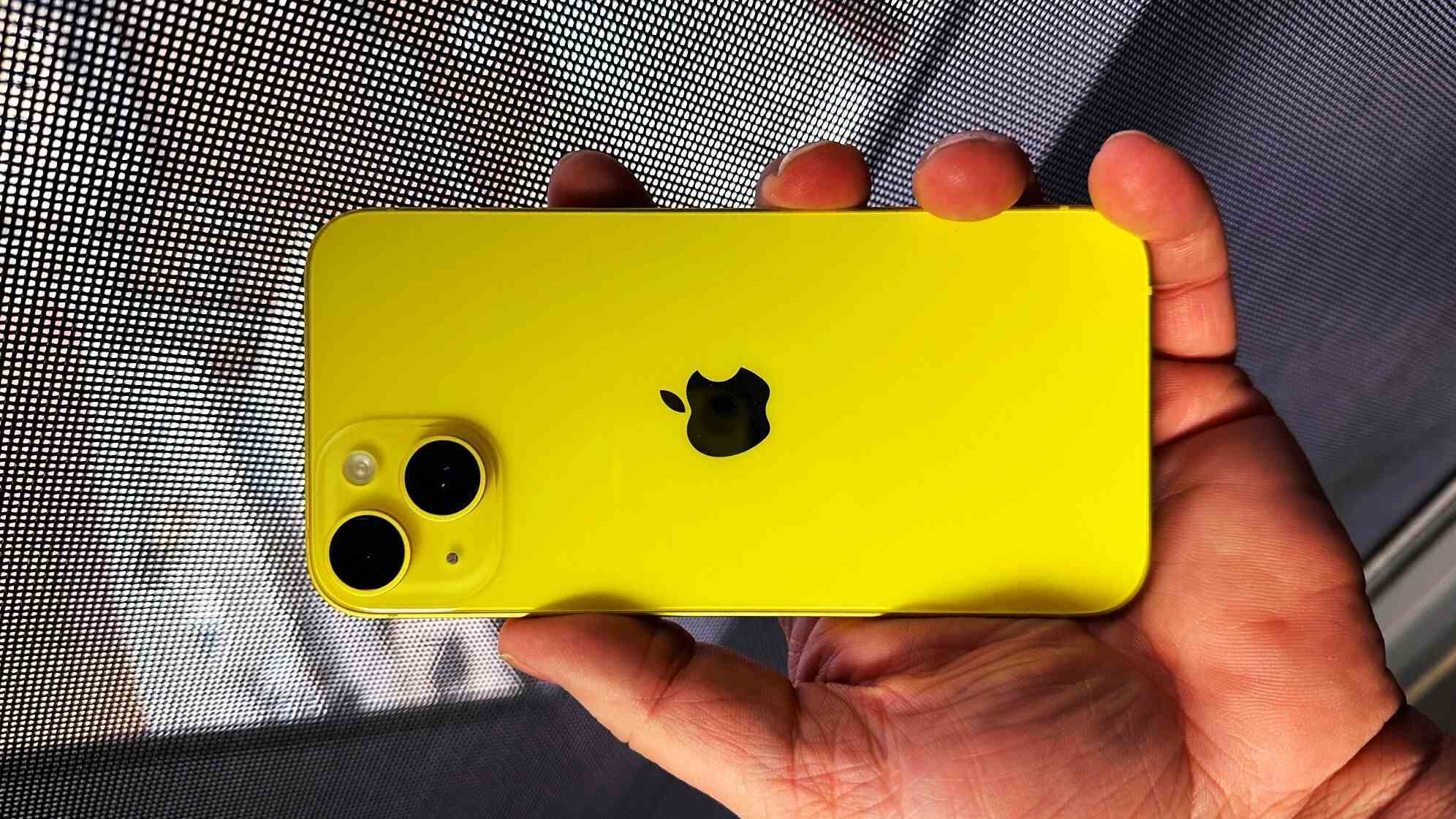 Bundan yaklaşık bir yıl sonra piyasaya sürülecek olan iPhone SE 4'ün temelde bir iPhone 14 olduğu söyleniyor. Fiyatı 500$'a yakın olmalı.  - Yeni sarı iPhone 14 bir akıl oyunu: Tarihin en sıcak ama en kötü Apple anlaşması için milyonlar düşecek mi?