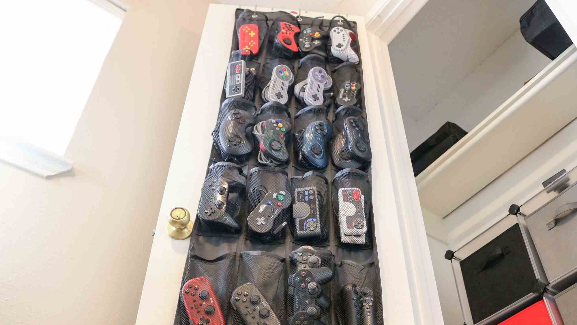 Gamepad denetleyicilerini tutmak için kullanılan kapı üstü bir ayakkabı rafı