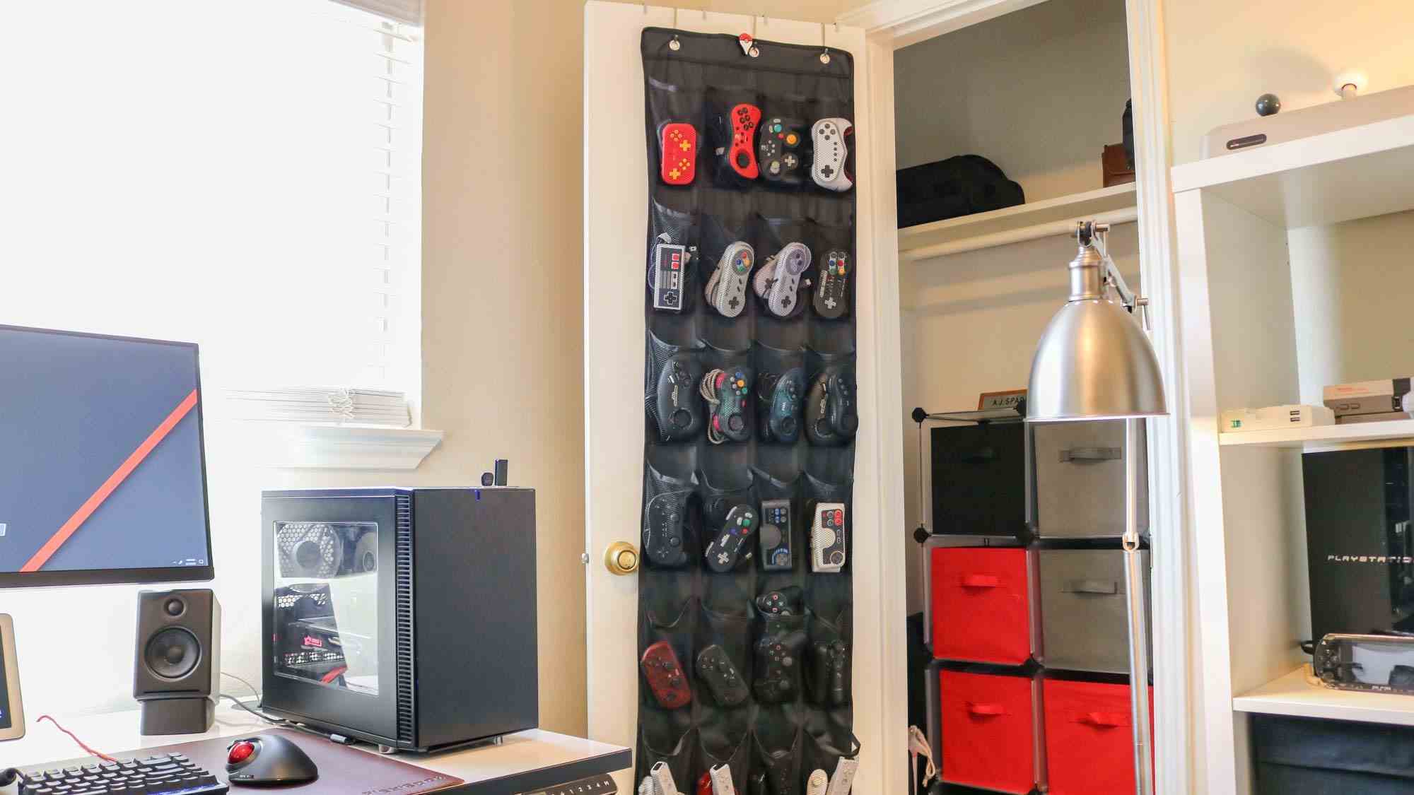 Bir ev ofisinde gamepad'leri saklamak için kullanılan kapı üstü ayakkabı askısının geniş bir çekimi