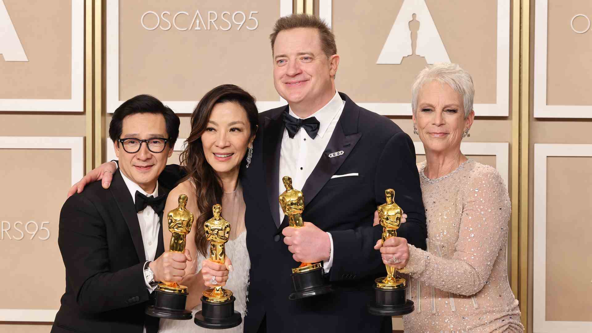 Brendan Fraser, Ke Huy Quan, Michelle Yeoh ve Jamie Lee Curtis Oscar ödülleriyle poz veriyor