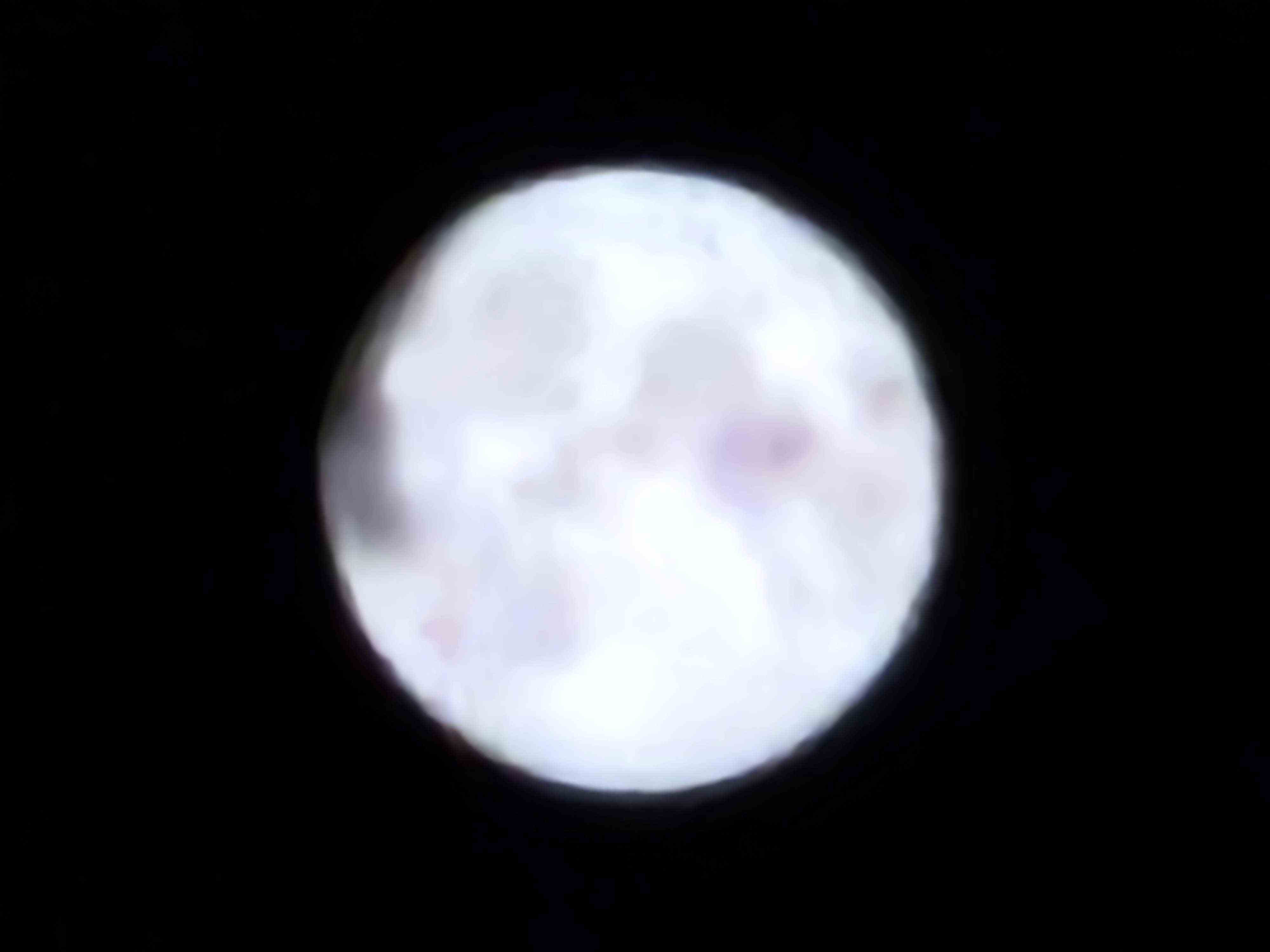 Galaxy S23 Ultra ile 100x büyütmede çekilmiş, yapay olarak bulanıklaştırılmış bir ay görüntüsünün fotoğrafı. "numara yapmak" görüntü