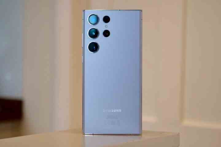 Gök Mavisi Samsung Galaxy S23 Ultra, arkadan görülüyor.