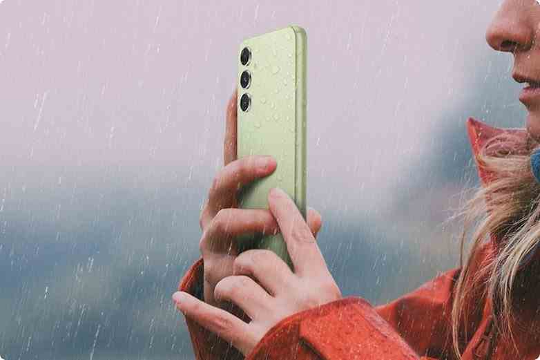 Yağmurda Galaxy A54 tutan kadın