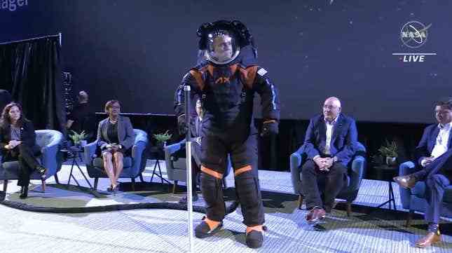 Jim Stein, etkinlik sırasında uzay giysisini modelliyor.
