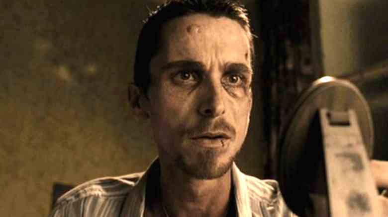 The Machinist filminde Christian Bale'in korkmuş göründüğü bir kare.