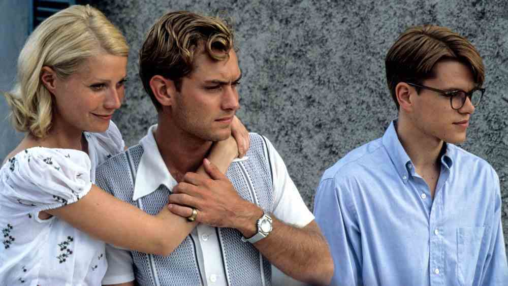 The Talented Mr Ripley'den bir fotoğrafta Gwyneth Paltrow, Jude Law ve Matt Damon kameradan bakıyor