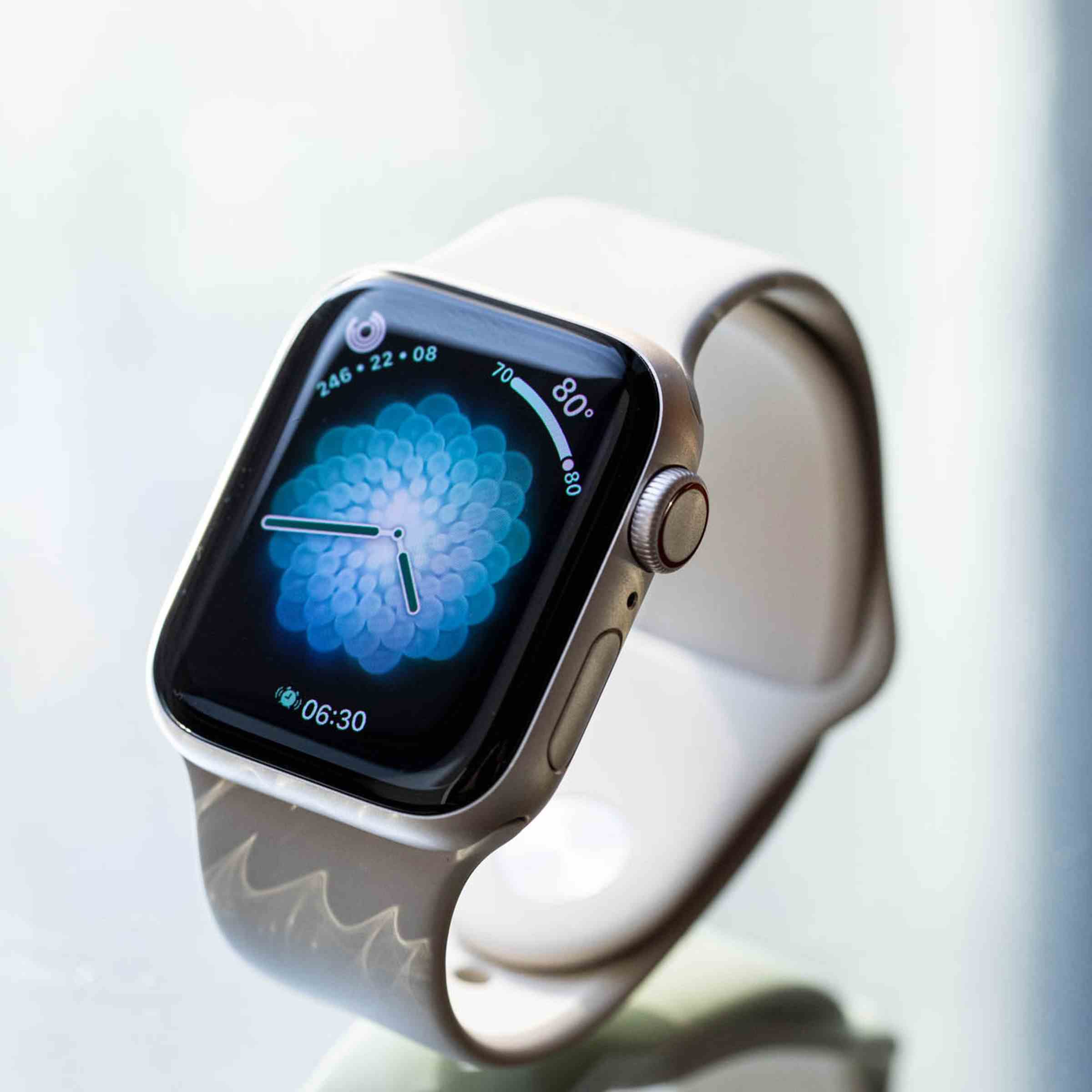 Siyah bir kenarlığı olan Breathe saat kadranına sahip Apple Watch