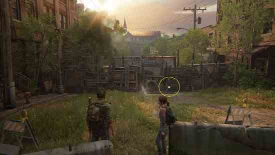 The Last of Us güvenli kombinasyon rehberi: bir adam ve genç bir kadın, aşırı büyümüş bir sokakta duruyor.