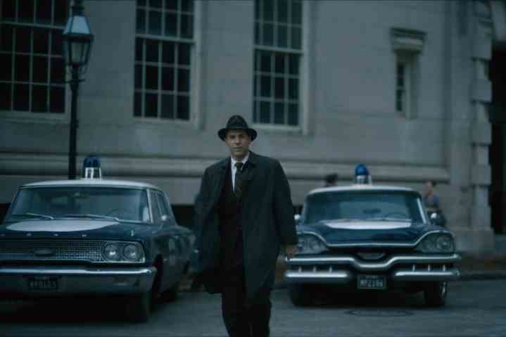 Alessandro Nivola, Boston Strangler'da polis arabalarının arasında yürüyor.