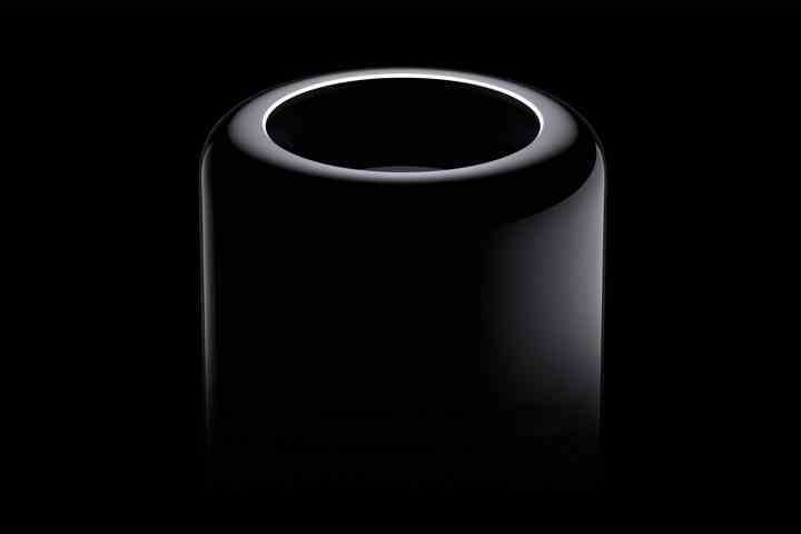 Gölgeli siyah bir arka plandan çıkan bir 2013 Mac Pro gösteriliyor.
