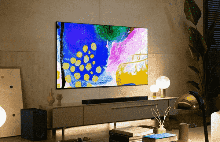 Bir oturma odasında LG B2 OLED 4K TV.