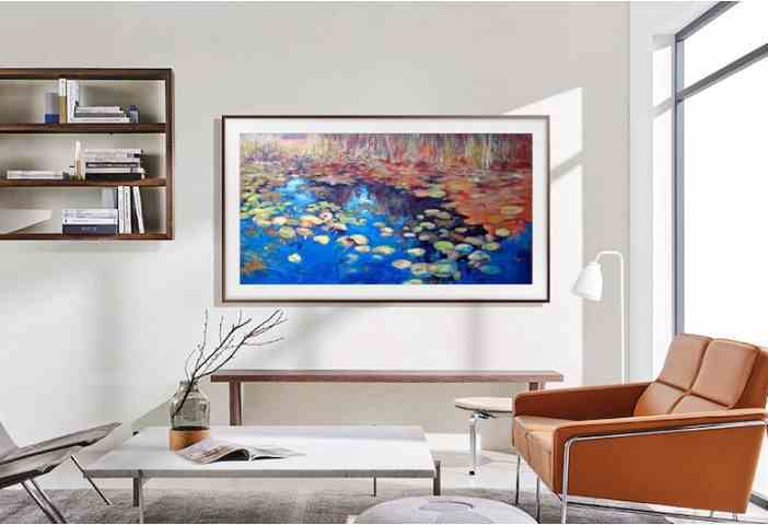 50 inç Samsung Frame TV, sanat eserlerini sergileyen bir oturma odası duvarına asılmıştır.
