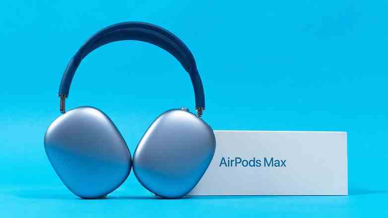 AirPods Max mavi bir arka planda ve kutunun yanında