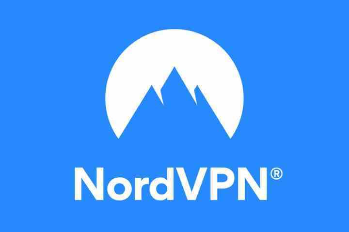 NordVPN şirket adı ve logosu, mavi arka planda beyaz bir daireye karşı mavi dağ zirveleri.