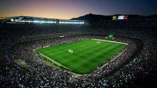 Gerard Piqué'nin Kings League finali için biletleri tükenen Camp Nou'dan bir fotoğraf.