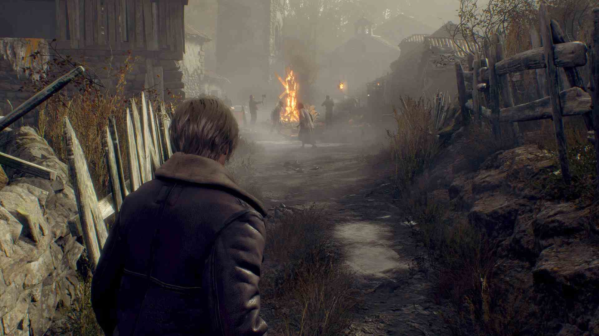 En İyi Resident Evil 4 Remake ayarları: Leon'un oynanışı yanan odun yığınına ve köylülere doğru ilerliyor