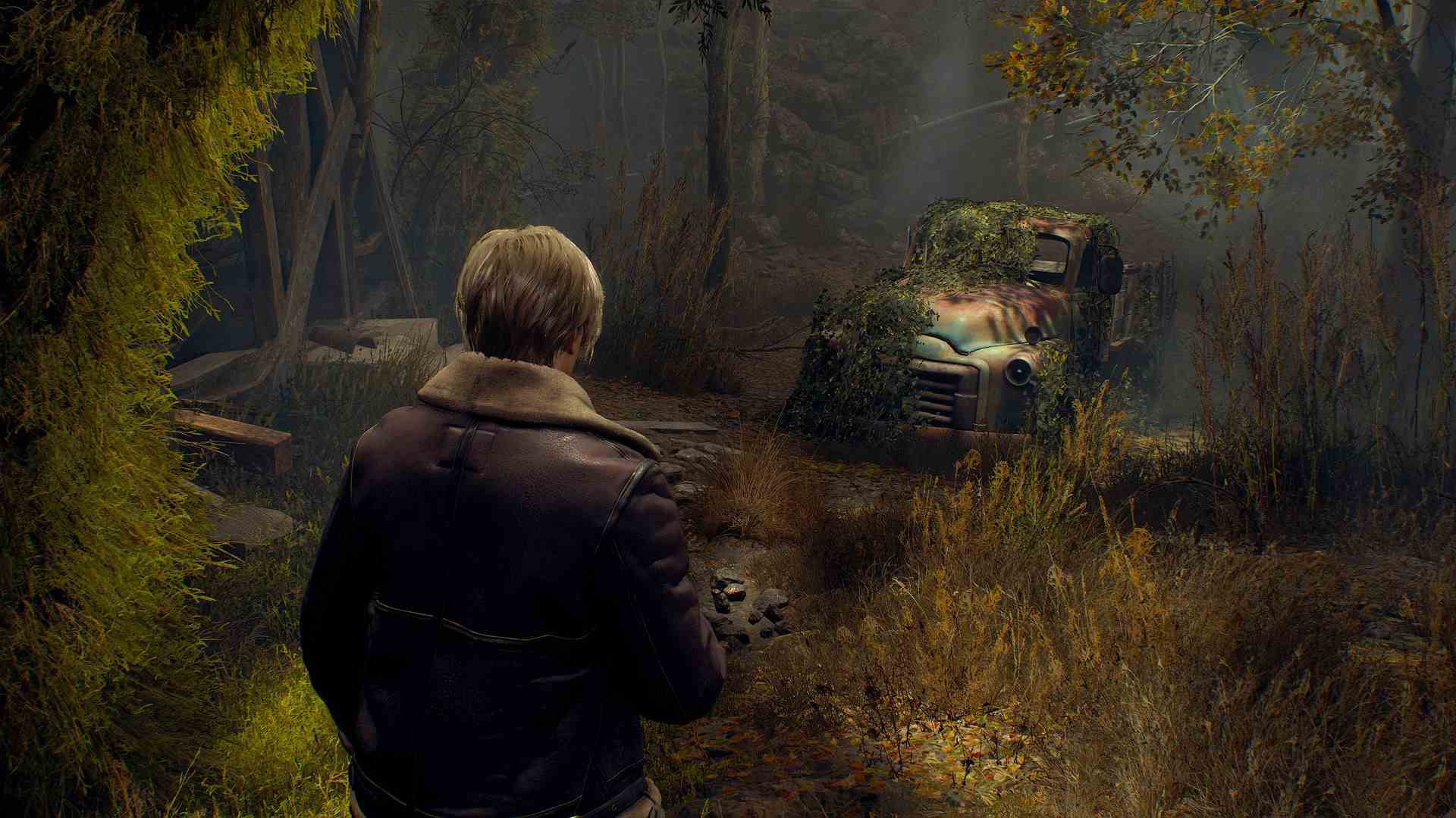 En İyi Resident Evil 4 Remake ayarları: Leon ormanlık alanda terk edilmiş bir araba ile duruyor